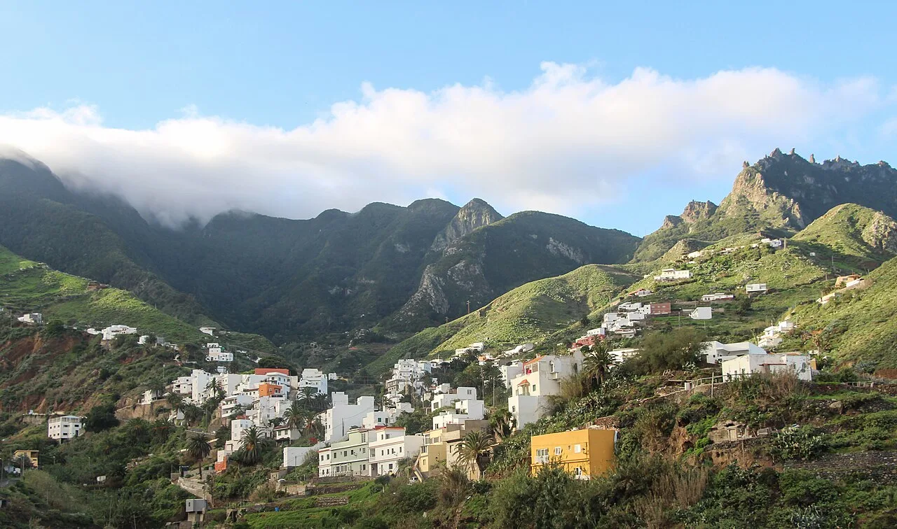 Het vissersdorpje Almáciga in het Anaga-massief op Tenerife, gezien vanaf de kust