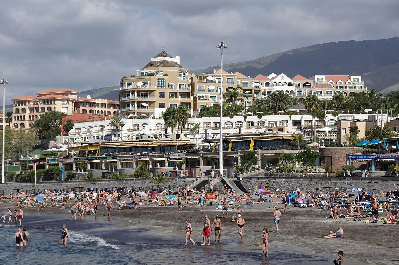 Strand van Playa de Fanabe in Costa Adeje met hotels en appartementen in de achtergrond