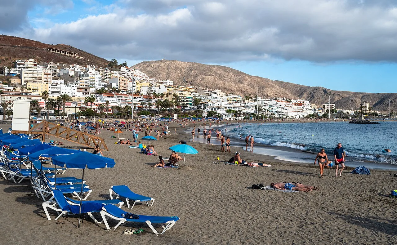Strand Las Vistas bij Playa de las Americas op Tenerife met goudgeel zand en blauwe zee