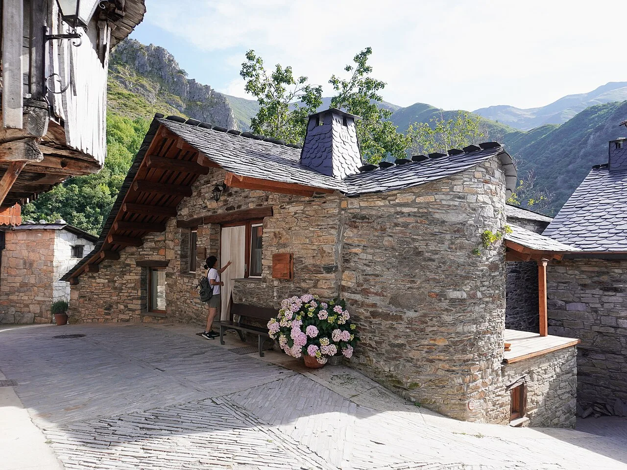 Traditioneel stenen landhuis in Spanje, vergelijkbaar met een casa rural op Tenerife