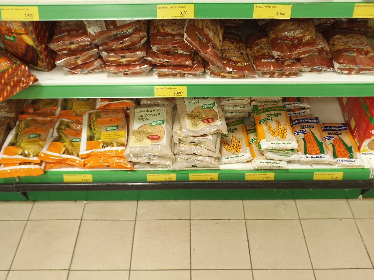Zakken gofio, het traditionele Canarische geroosterde graanmeel, in meerdere varianten op een markt