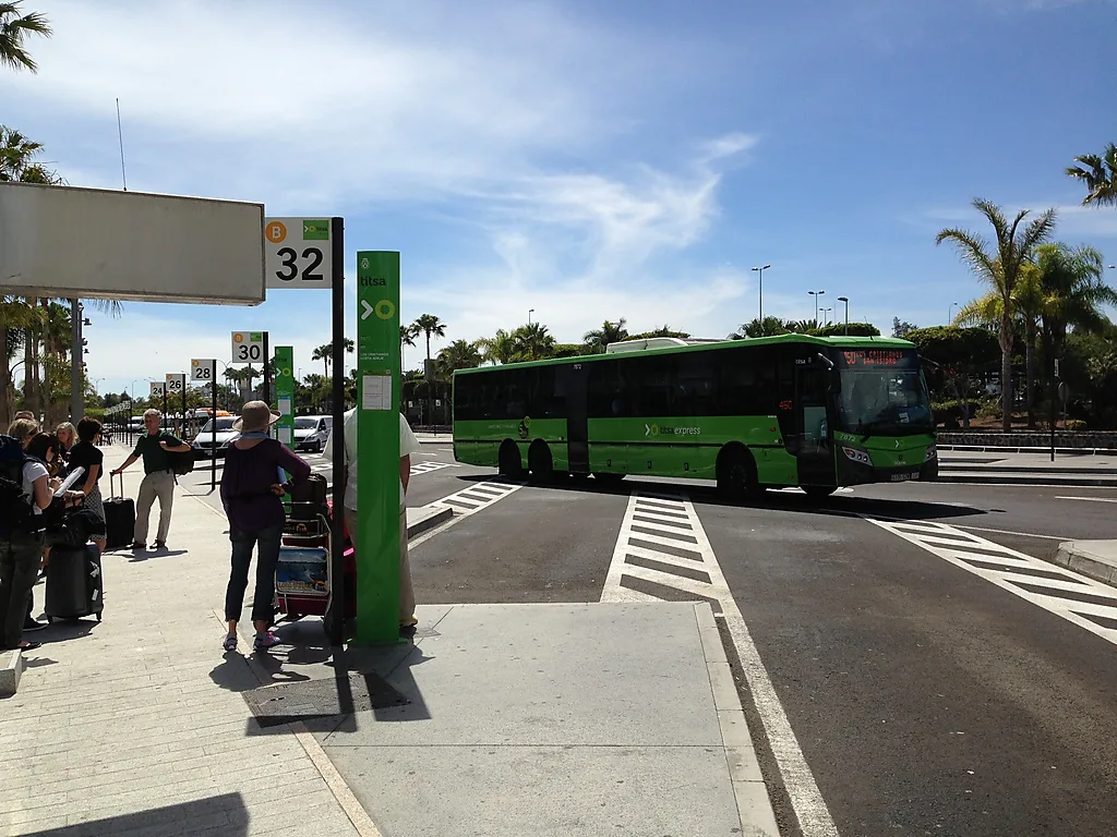 TITSA busstation op luchthaven Tenerife Zuid met geparkeerde bussen