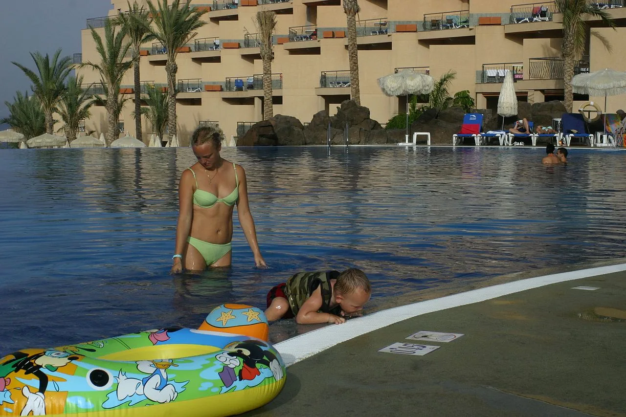 Hotelbad met blauwe ligbedden op Tenerife in de zon