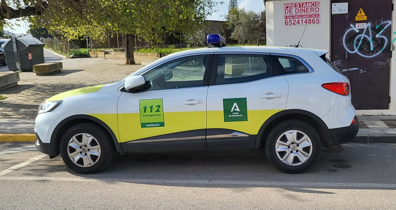 Spaanse 112 hulpdienstvoertuig in Cádiz met oranje strepen en logo
