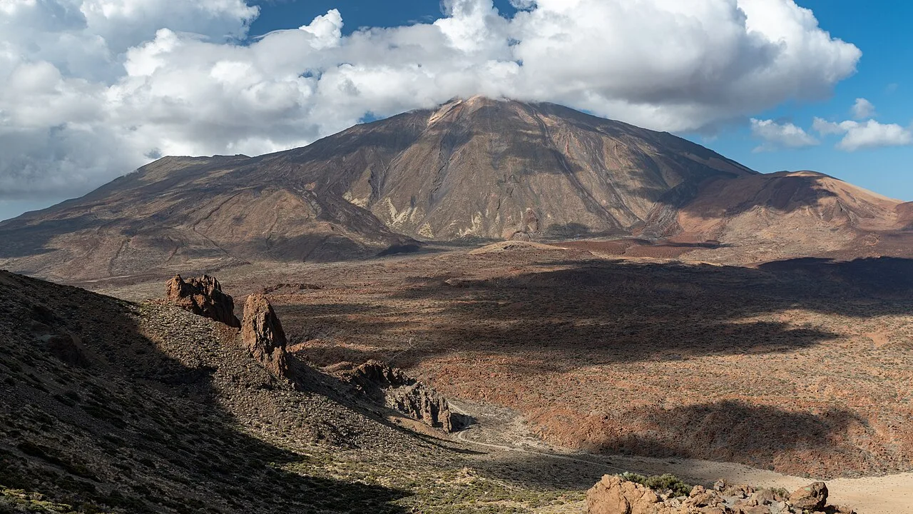 De Teide vulkaan op Tenerife, de hoogste berg van Spanje, omgeven door lavavelden in het nationaal park