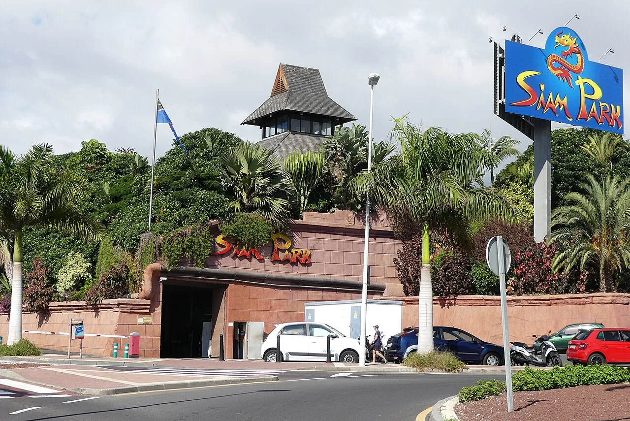 Siam Park waterpark nabij Playa de las Americas op Tenerife met glijbanen en zwembaden