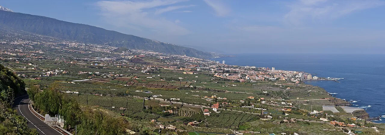 Panorama over de Orotavadal met bananaplantages en Puerto de la Cruz op de achtergrond, noordelijk Tenerife